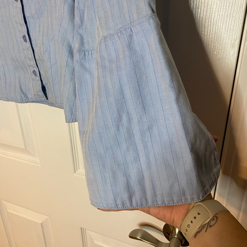 Finley Savoy Button Down Shirt With Flare Sleeves Size Small - Picture 4 of 7
